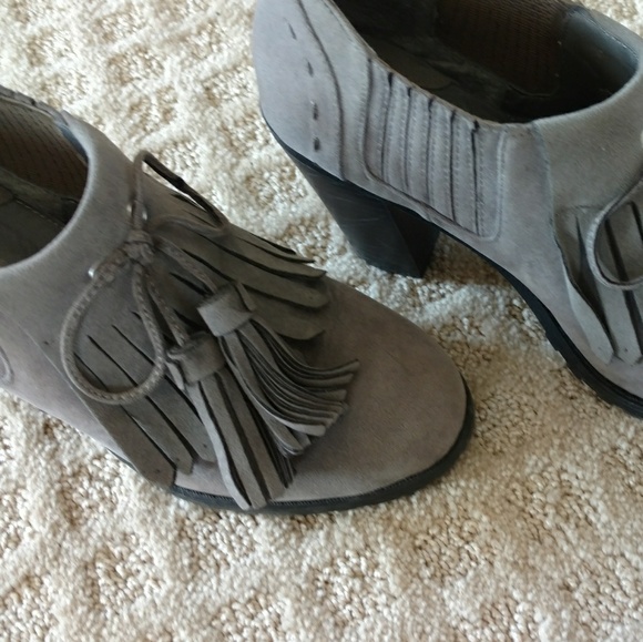 Light Gray Tasseled Shoes - Picture 3 of 7